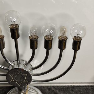 Lámpara Menorá Judía Cromada con 9 Velas y Estrella de David - imagen 6