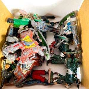 Lote de Soldados Antiguos de Juguete de Plástico y Metal - imagen 3