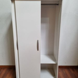 Ropero Blanco con Puertas Corredizas y Estantes - imagen 3
