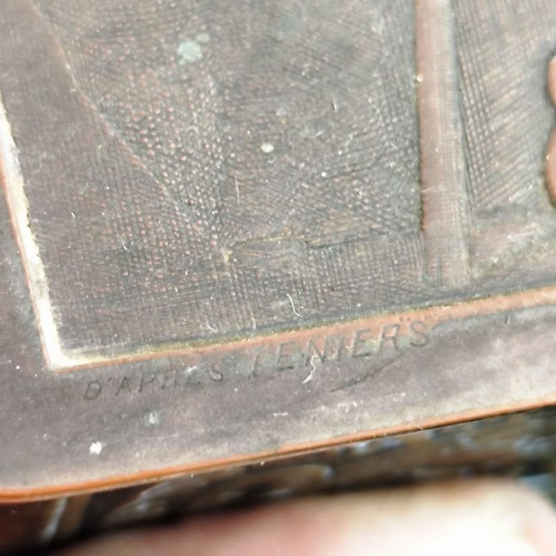 Cajita de madera recubierta en metal labrado de origen francés con escena de cabaret - imagen 3