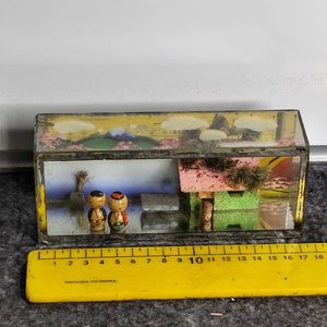 Escena Japonesa en Vidrio con Figuras Kokeshi y Casa - imagen 1