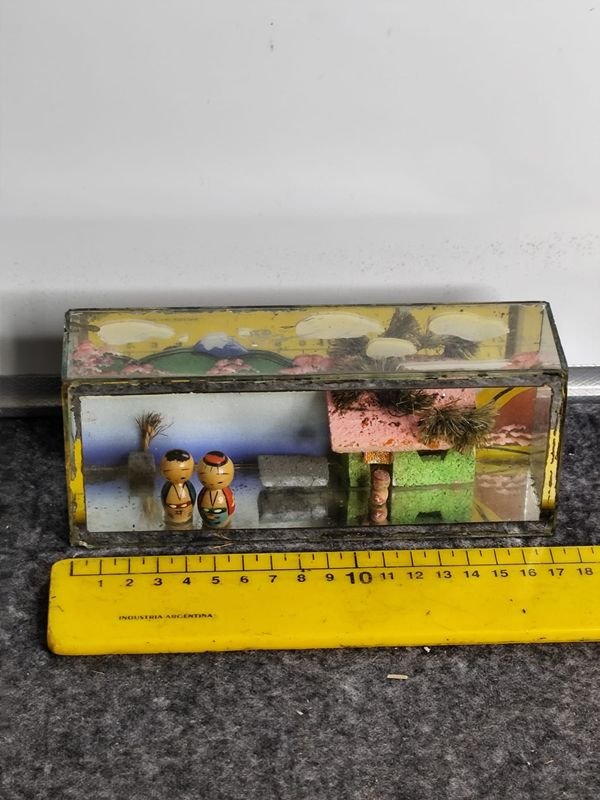 Escena Japonesa en Vidrio con Figuras Kokeshi y Casa