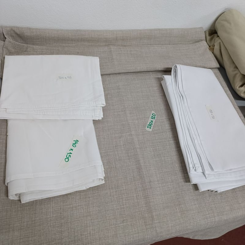 Lote de Textiles: Corte de Tela, Mantel Cuadrado Blanco, Cortina y Sábana de Cuna