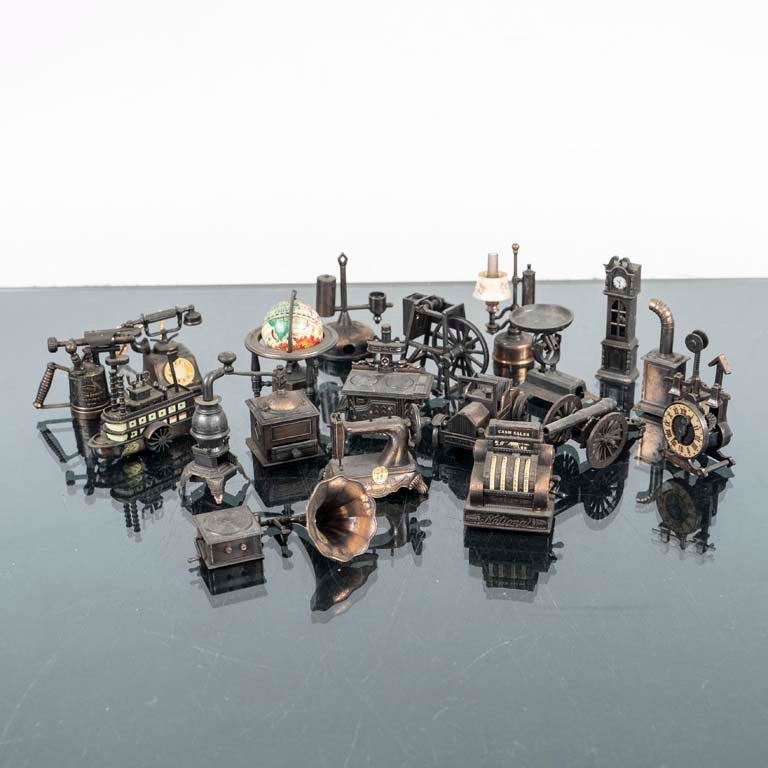 Lote siguiente: Colección de objetos decorativos y modelos miniatura