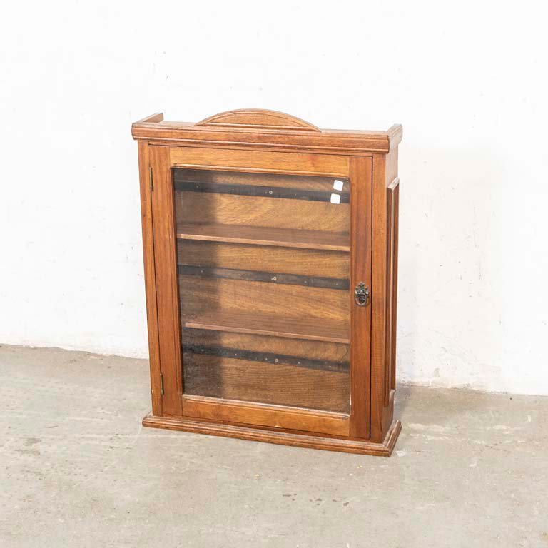 Lote anterior: Vitrina aerea con puerta vidriada y detalles en el lustre