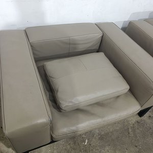 Sillón de Estilo Contemporáneo "Camerich USA" en Cuero Gris con Base de Madera Maciza - imagen 7