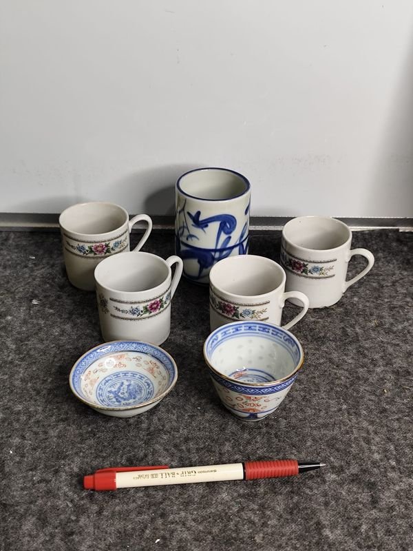 Lote de Tazas y Cuencos de Cerámica con Diseños Orientales