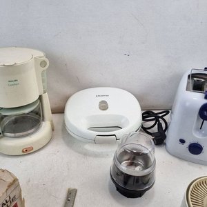 Lote de Electrodomésticos: Cafetera Philips, Tostadora, Sandwichera Kitcorner, Cuchillo Eléctrico Oster y Más - imagen 5