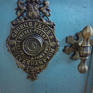 Antigua Caja Fuerte de Hierro con Llaves y Base de Madera - imagen 9