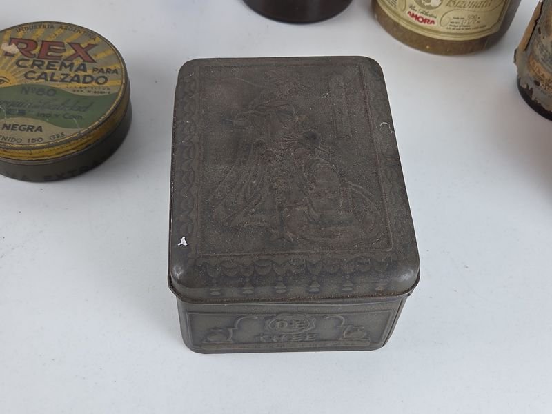 Colección de latas antiguas y objetos decorativos - imagen 5