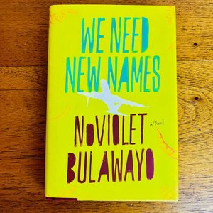 Lote anterior: Libro "We Need New Names" de NoViolet Bulawayo, Tapa Dura