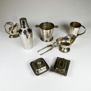 Lote anterior: Ocho piezas de metal, salsera, coctelera, hielera, etc