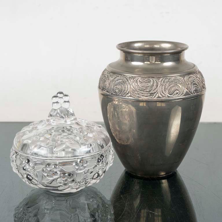 Lote siguiente: Florero y bombonera alemanas de vidrio y metal