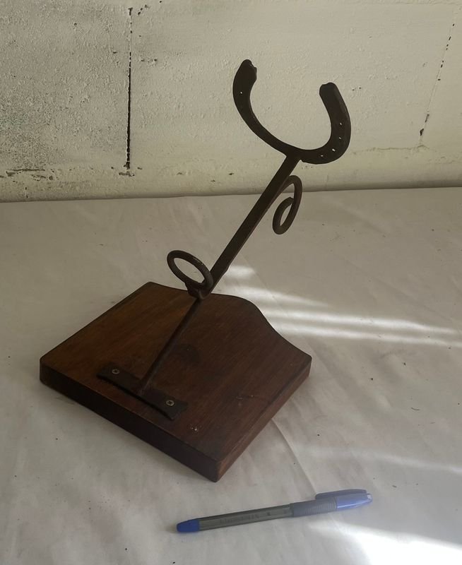 Botellero de Hierro y Madera con Diseño de Herradura