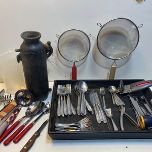 Lote de Cubiertos y Bazar de Cocina: 62 Cubiertos, Coladores, Jarra y Utensilios Varios - imagen 2