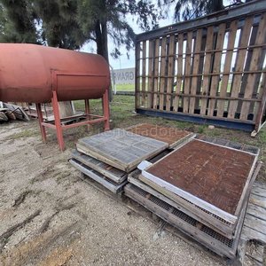 Lote siguiente: Cilindro Metálico Rojo y Estructura de Madera