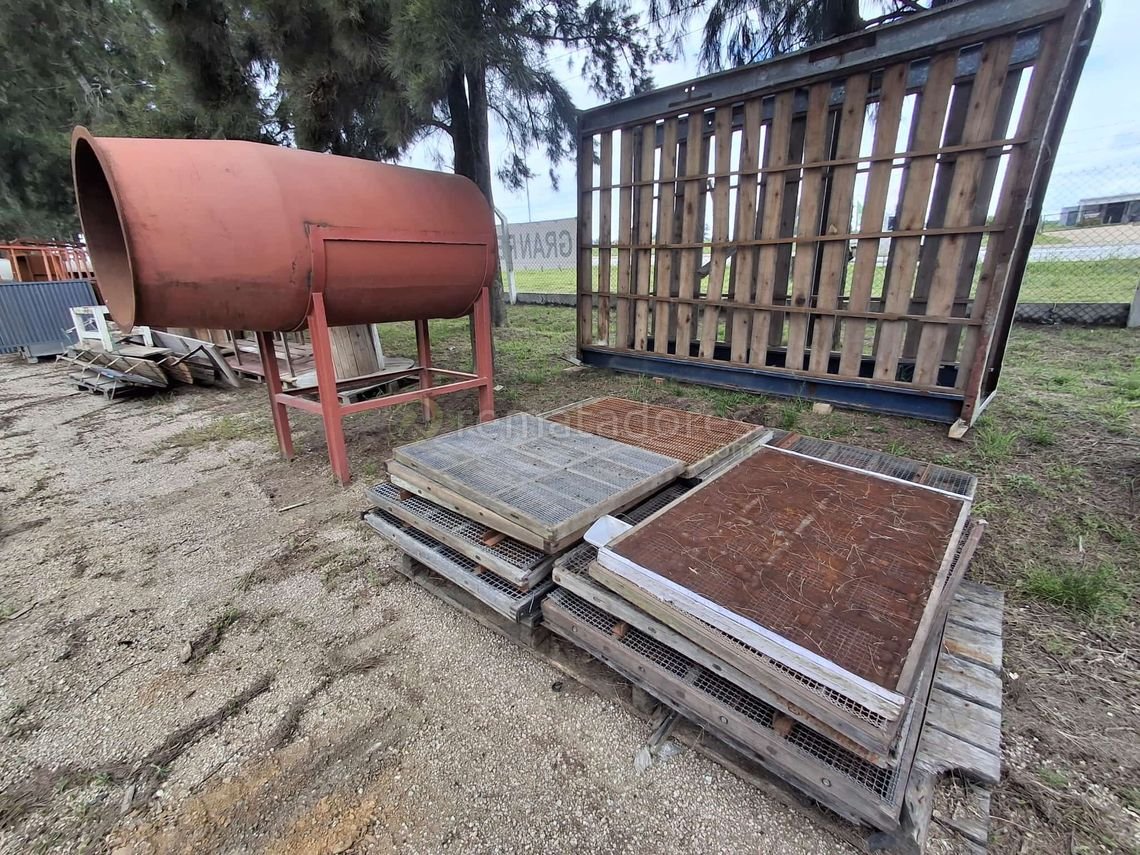 Cilindro Metálico Rojo y Estructura de Madera
