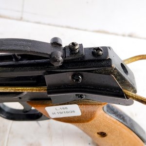 Ballesta Negra con Accesorios y 30 Flechas Naranjas - imagen 5