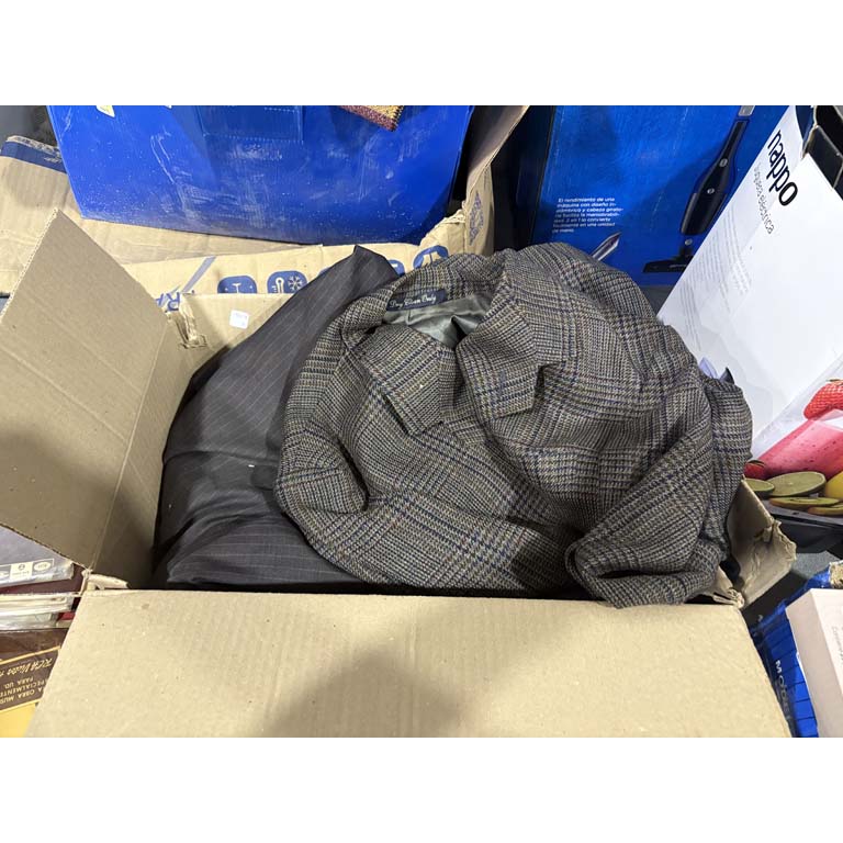 Lote siguiente: Lote de Ropa Variada para Hombre y Mujer