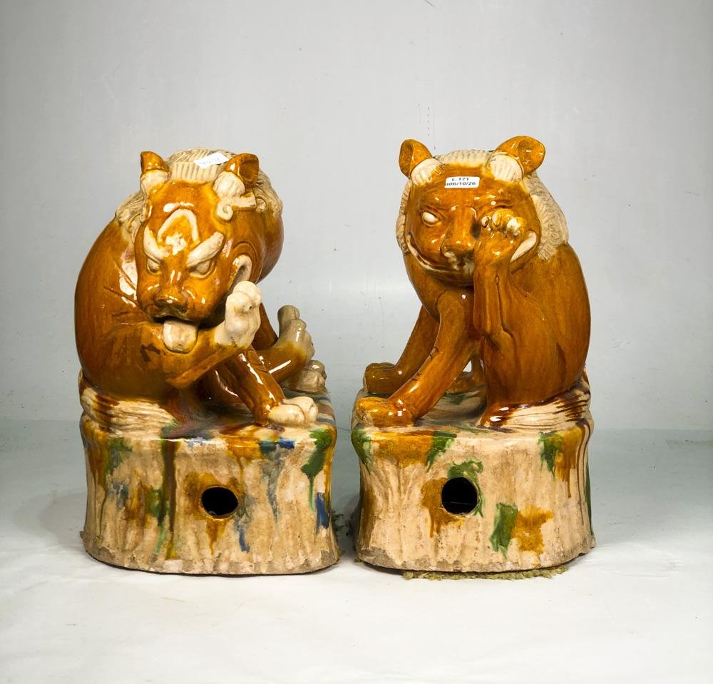 Par de Figuras de Gres Esmaltado: Leones Mitológicos (35 cm)