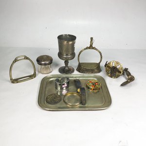 Lote anterior: Lote de 10 piezas: Reloj, florero, herraduras, espuelas y más