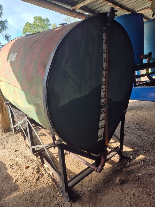 Tanque de chapa de 1500LTS con estructura de hierro sobre patines - imagen 6