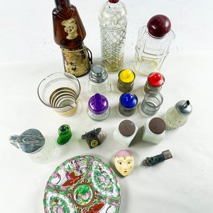 Lote de Objetos Decorativos: Sacapuntas, Botella Ámbar, Plato Cantonés y Hielera - imagen 2