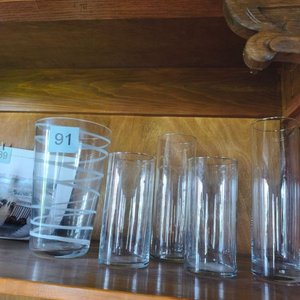 Lote siguiente: Juego de 5 Floreros de Vidrio Transparente con Diseño Rayado
