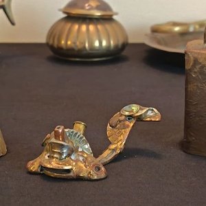Lote de Piezas Antiguas: Jarro Cervecería, Cenicero, Campanilla y Cencerro Conmemorativo - imagen 14
