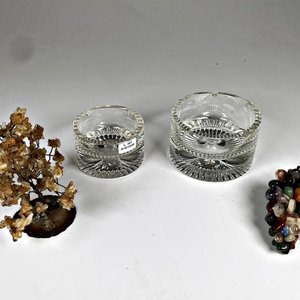 Cuatro piezas decorativas: dos ceniceros de cristal, racimo de piedras y árbol de cuarzo - imagen 1