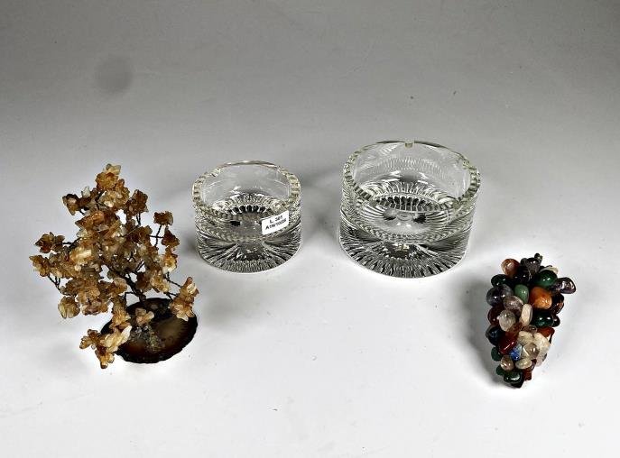 Cuatro piezas decorativas: dos ceniceros de cristal, racimo de piedras y árbol de cuarzo