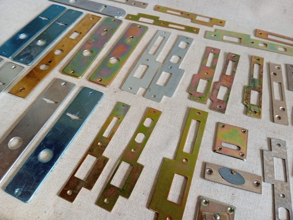 Colección de llaves y llaveros variados - imagen 3