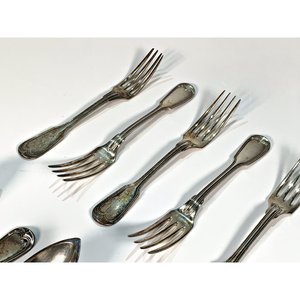 Doce Cubiertos Antiguos de Metal con Monogramas: 6 Tenedores y 6 Cucharas Soperas - imagen 3