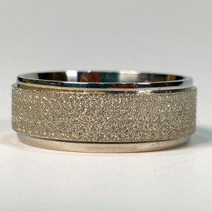Anillo de Fantasía Plateado con Decoración en Relieve - imagen 2