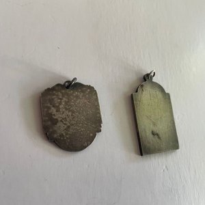 Lote de 2 Medallas Plateadas de Ciclistas Estilo Art Nouveau - imagen 2