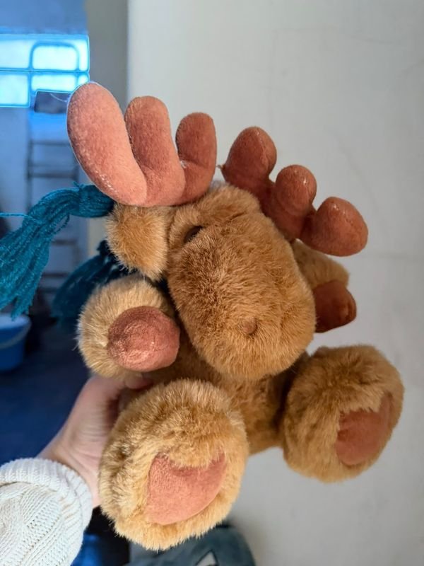 Peluche de Alce Marrón con Bufanda Turquesa