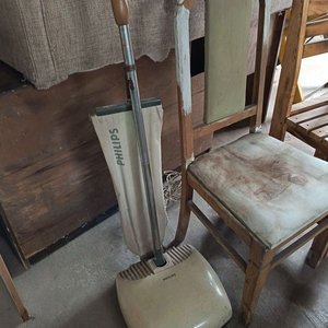 Par de Sillas de Madera y Lustraspiradora Philips Vintage - imagen 4