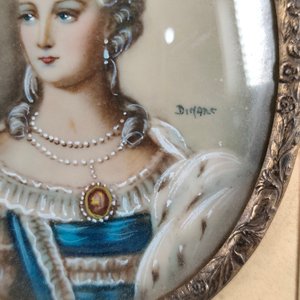 Par de Miniaturas Pintadas a Mano y Firmadas con Marcos de Bronce Estilo Francés - imagen 9