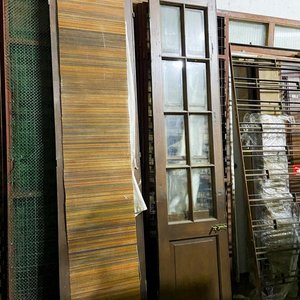 Lote siguiente: Cuatro Hojas de Puerta de Madera y Vidrio