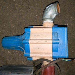 Lote de Herramientas: Bomba de Agua, Compresor de Pintar y Accesorios - imagen 3