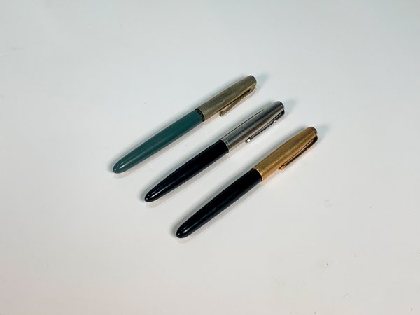 Tres Plumas Parker: Dos Negras y Una Verde con Detalles - imagen 1