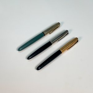 Lote anterior: Tres Plumas Parker: Dos Negras y Una Verde con Detalles