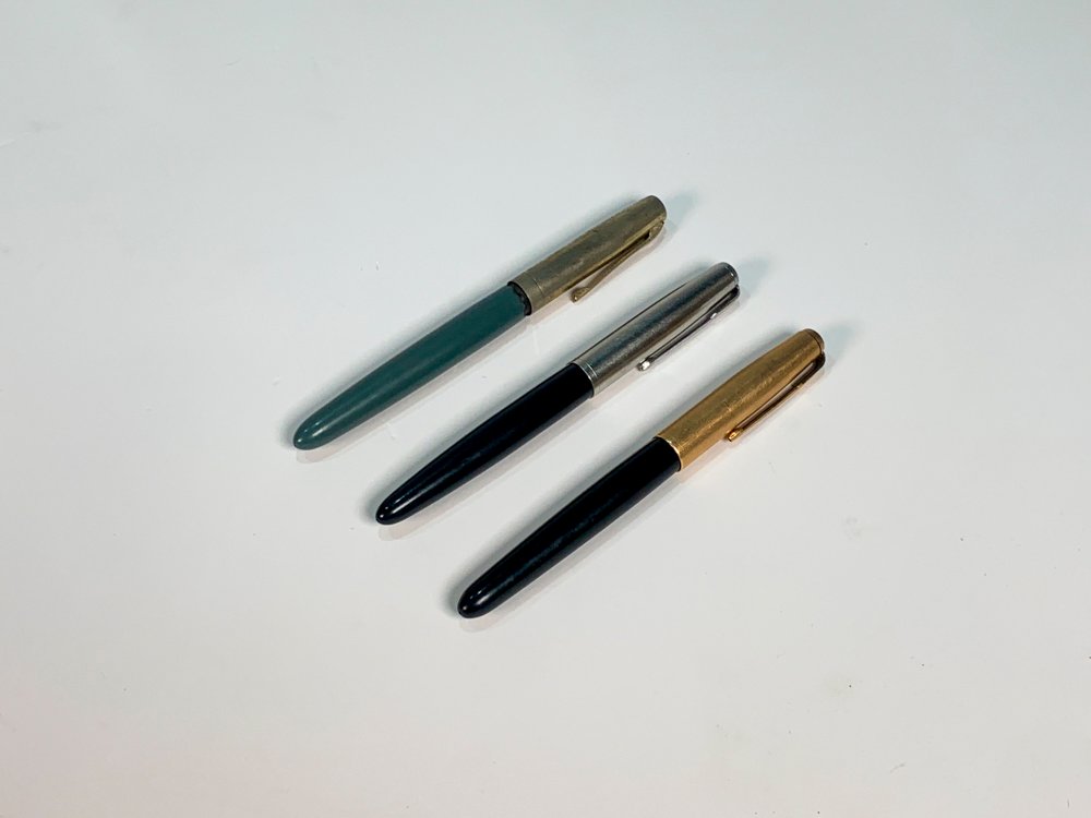 Tres Plumas Parker: Dos Negras y Una Verde con Detalles