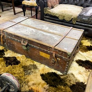 Baúl Antiguo de Madera con Herrajes Metálicos y Cuero - imagen 4