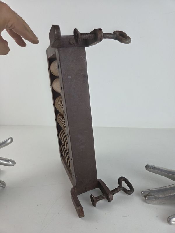 Máquina de pastas antigua en madera e hierro - imagen 5