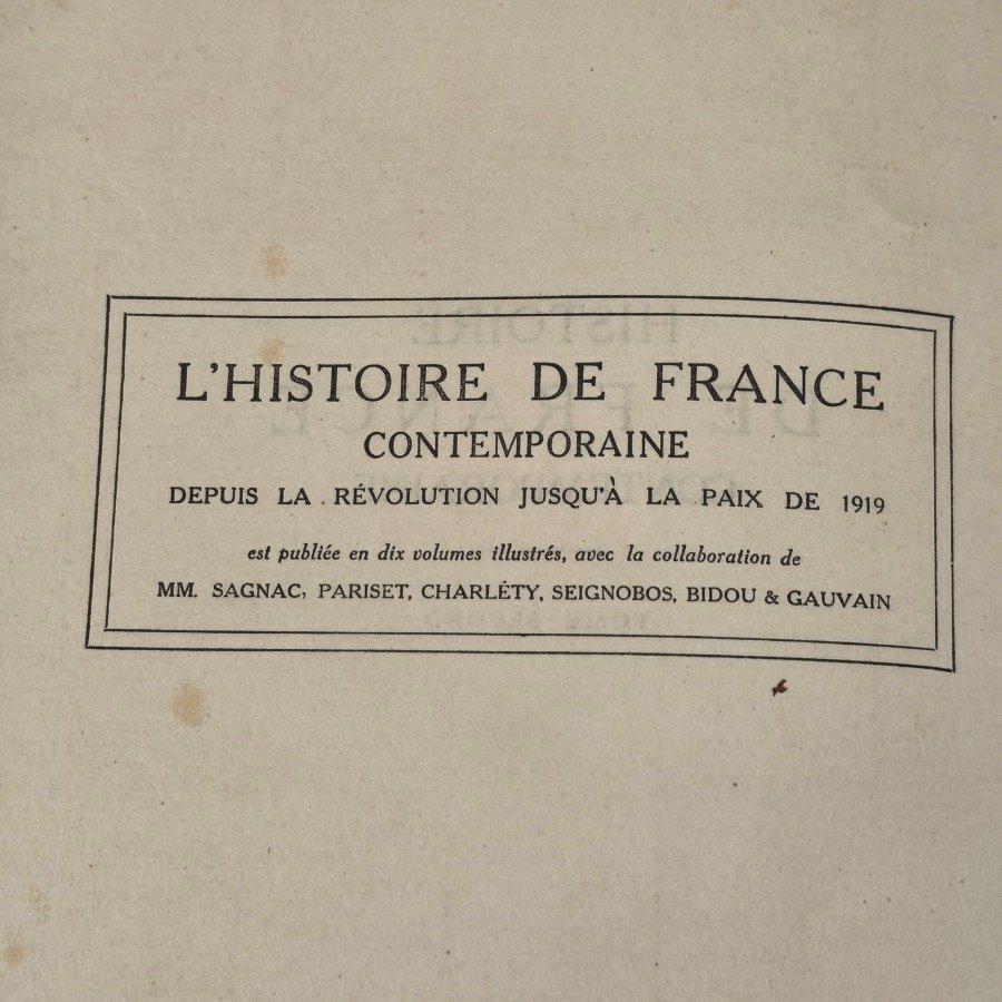 Libros antiguos y modernos, con detalles de estilo y materiales - imagen 7