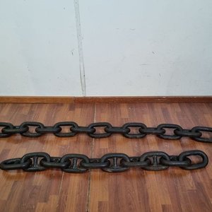 Lote siguiente: Dos Tramos de Cadena Industrial de Hierro Macizo