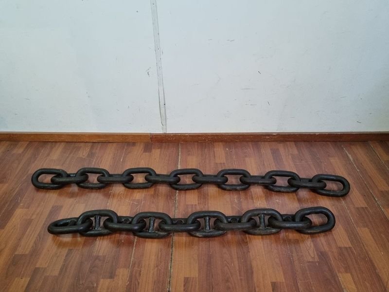 Dos Tramos de Cadena Industrial de Hierro Macizo