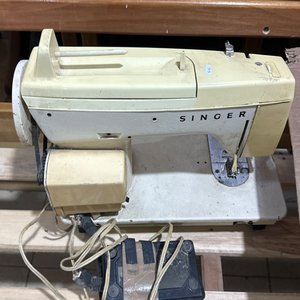 Lote siguiente: Máquina de Coser Singer Antigua