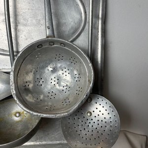 Ganchera Antigua de Aluminio con Accesorios de Cocina - imagen 6
